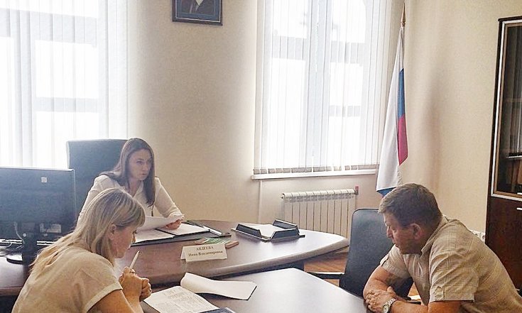 По поручению Президента Российской Федерации главный государственный инспектор труда в Астраханской области Инна Авдеева провела приём граждан